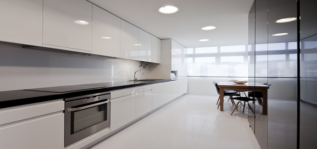 Белая современная кухня
